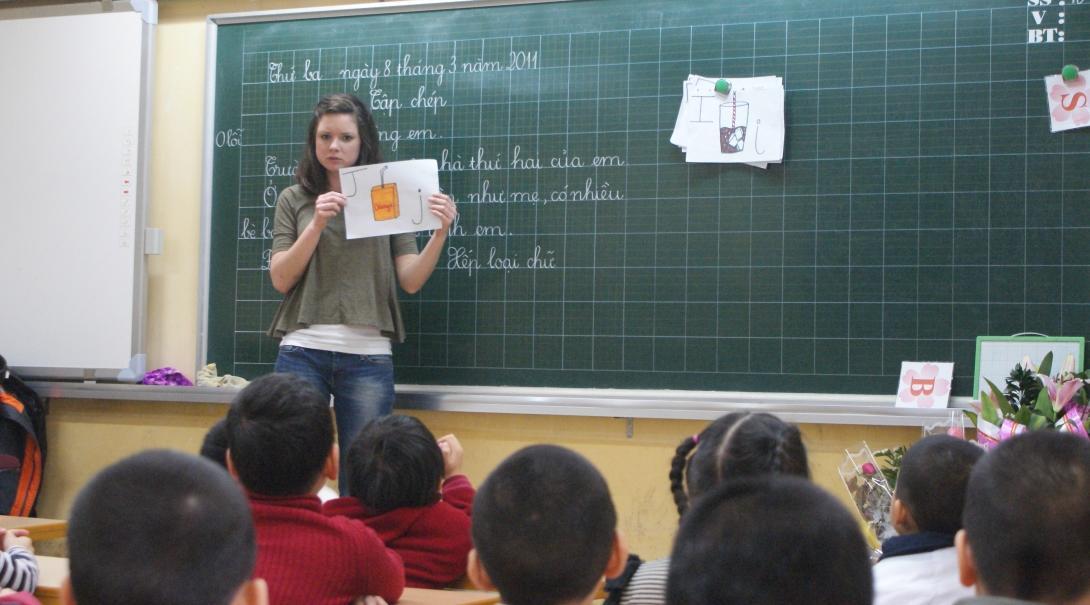Projects Abroad volunteer teaching English in Vietnam runs a class for her students A volunteer runs an English class as a teacher in Vietnam